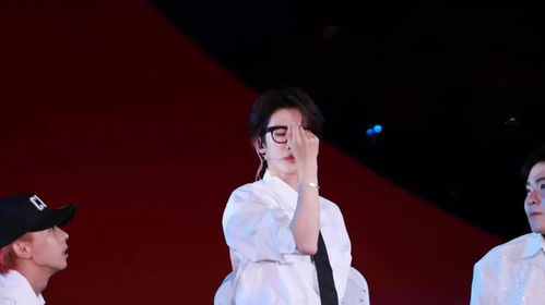 雨中綻放的藝術詩篇 劉宇在《時尚芭莎》夏日聊愈音樂企劃中的撐傘男高舞臺直拍